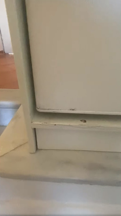 Pereții erau plini de igrasie, tavanul părea că stă să pice, iar mobila era veche și ștearsă / (foto:facebook)