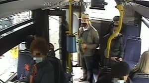 Controlor de bilete, bătut măr în autobuz de un tânăr! Agresorul este căutat de o lună
