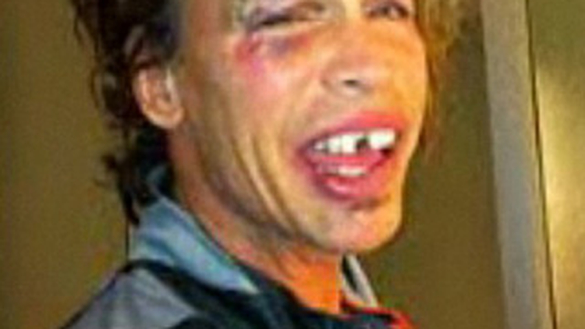 Steven Tyler, solistul trupei Aerosmith, a cazut in baie si si-a rupt doi dinti! Uite-l cum arata desfigurat!