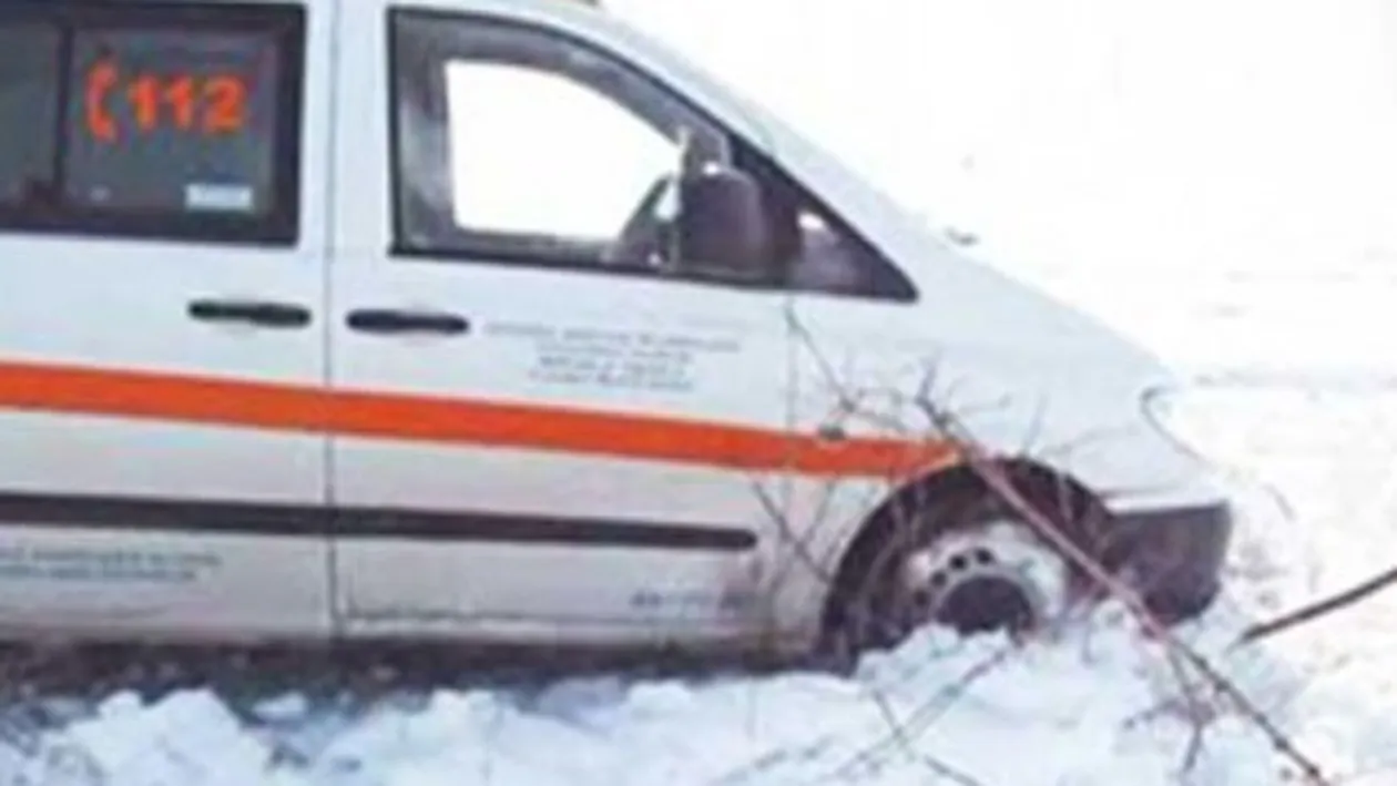 Zăpada şi frigul fac victime în nordul ţării! Ambulanţă cu trei copii, blocată într-un şanţ după ce a derapat din cauza poleiului
