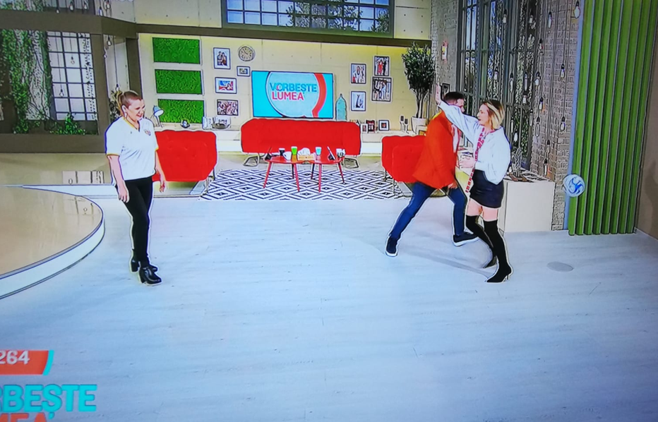 Ioana Cosma și Adela Popescu, miuță chiar în platoul Pro TV! Cove a rămas mască, dar și-a luat apoi revanșa