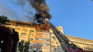 Incendiu violent în Capitală în apropiere de Sala Palatului. Două apartamente au ars complet. FOTO & VIDEO