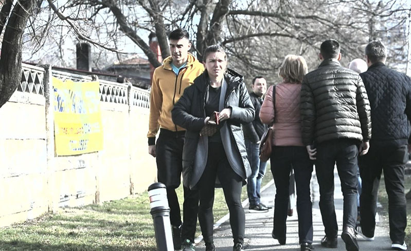 O sută i-o va da celui care-i cu ea, pentru a plăti parcarea