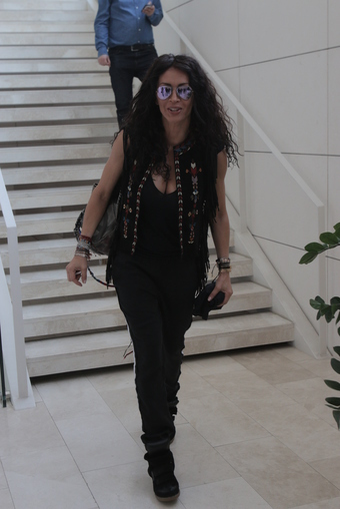 Mihaela Rădulescu n-arată rău la prima oră!  Cum a fost diva surprinsă la o plimbare prin Capitală