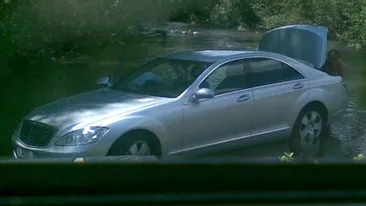 Imaginea de 100.000 de euro! Cocalarul asta isi spala S-Klasse-ul luat in leasing cu apa din garla dupa ce l-a parcat in rau - Da-i Like sa-l facem vedeta pe Facebook!