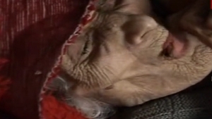 NU ai mai văzut aşa ceva! O bătrână din Eforie a fost înfometată de fiul ei până a ajuns un schelet!