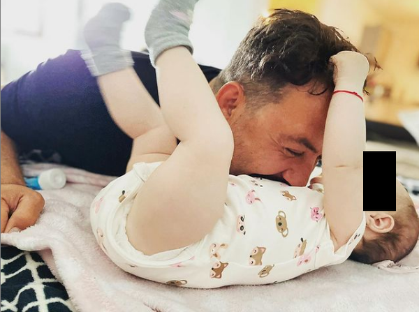 Ștefan Stan o "drăgălește" pe fetița lui, Elif