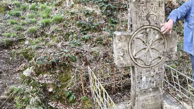 Descoperire stranie intr-un sat din Muntii Orastiei. Un localnic a gasit o cruce misterioasa in pamant, dupa ce nopti la rand un personaj dubios i-a aratat locul