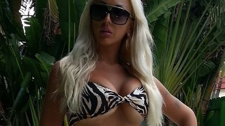 Ai vazut-o aproape goala in pat, dar niciodata in bikini la piscina! Fata lui Carmen Harra in cele mai “ude” ipostaze!