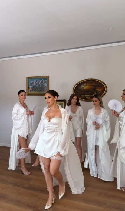 Ioana, rochie de mireasă îndrăzneață! Toți invitații s-au uitat lung la soția lui Florinel Coman
