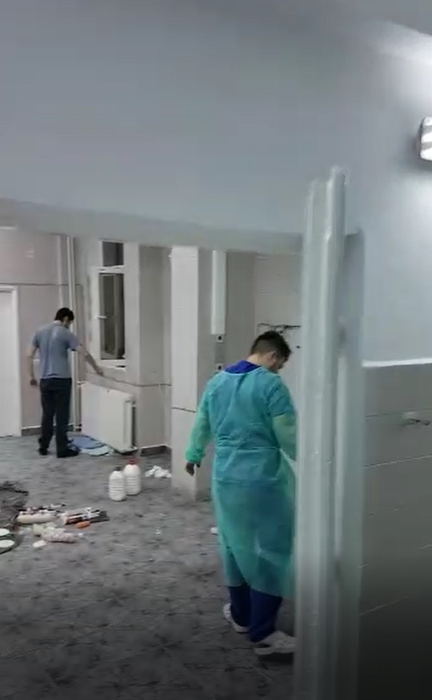 Brancardierii, medicii și asistentele au lucrat la renovare cot la cot cu muncitorii