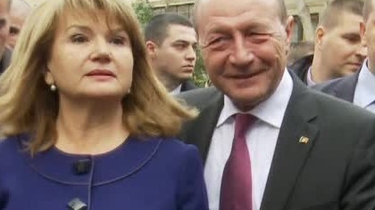 TRAIAN BĂSESCU şi soţia sa, cetăţeni ai Republicii Moldova


