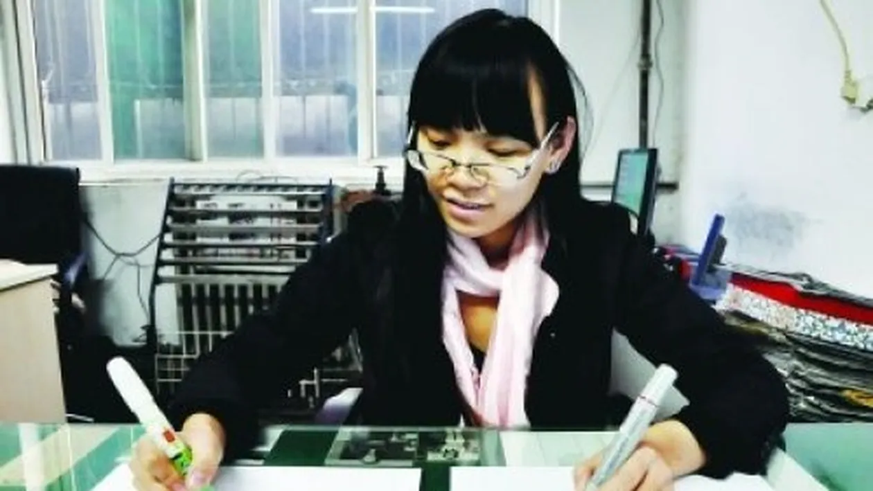 Ambidextra si inca ceva! O chinezoaica poate sa scrie simultan cu ambele maini si in limbi diferite