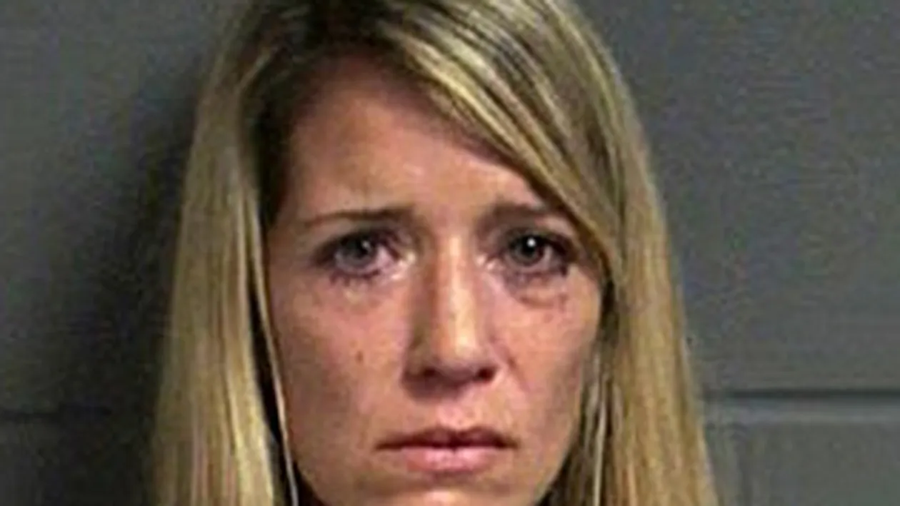 VIDEO O americanca nu mai are voie sa intre pe Internet: a fost prinsa trimitand poze cu ea goala colegului de clasa al fiului ei!