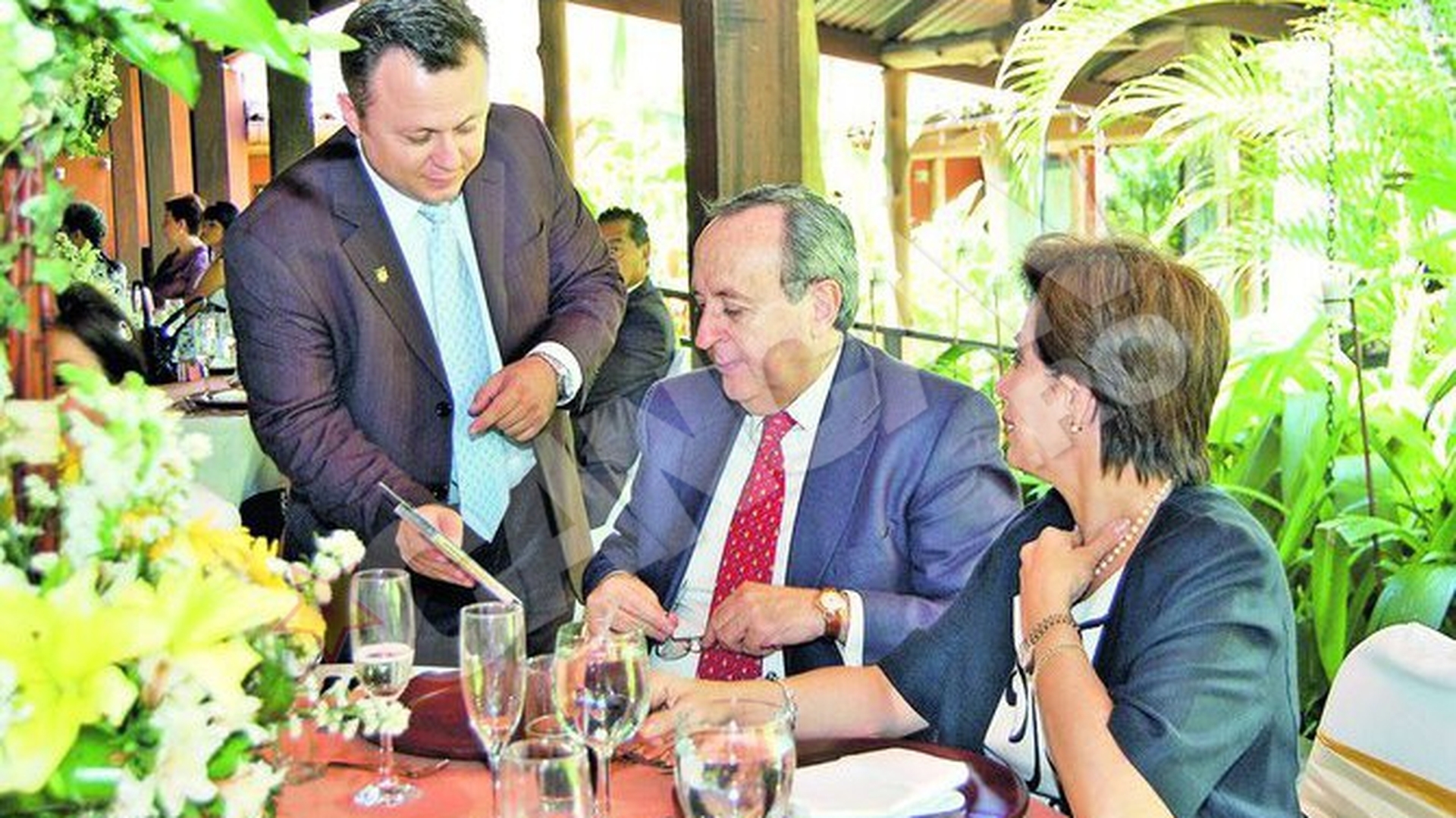Dragos isi invita prietenii la masa, asa cum facea Ion Dolanescu! Isi comemoreaza tatal de ziua lui, in Costa Rica