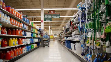 Rușinos! O pensionară de 73 de ani, fostă profesoară de biologie, a furat dintr-un supermarket produse de 130 de lei. Pătrunjelul a dat-o de gol!