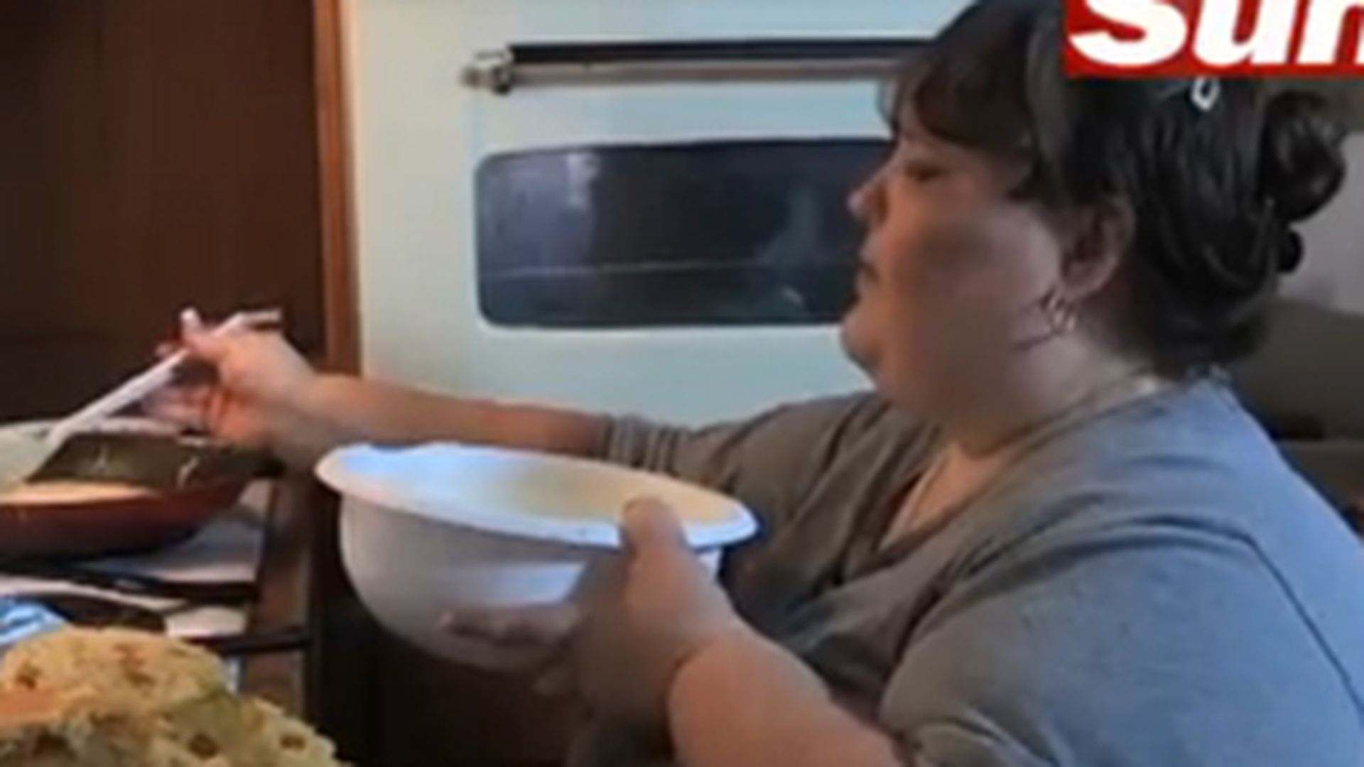 VIDEO Are 330 de kilograme si vrea sa ajunga la o tona! "Cu cat ma ingras mai mult, cu atat ma simt mai bine"