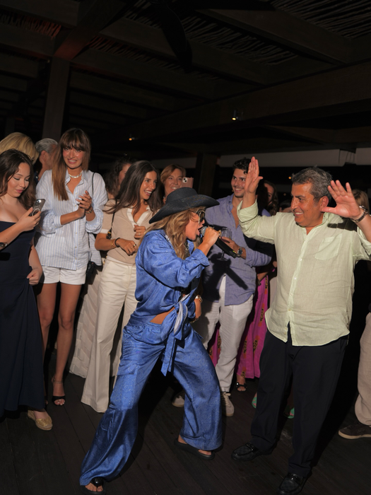 O mai știți pe Corina Bud? Artista revine în prim-plan cu apariții spectaculoase și un show incendiar în Bodrum