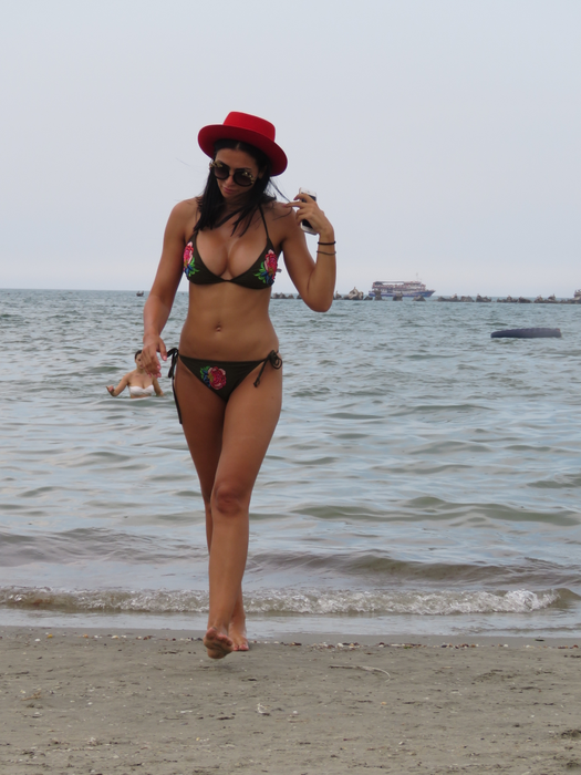 Raluca Dumitru a atras toate privirile cu formele sale