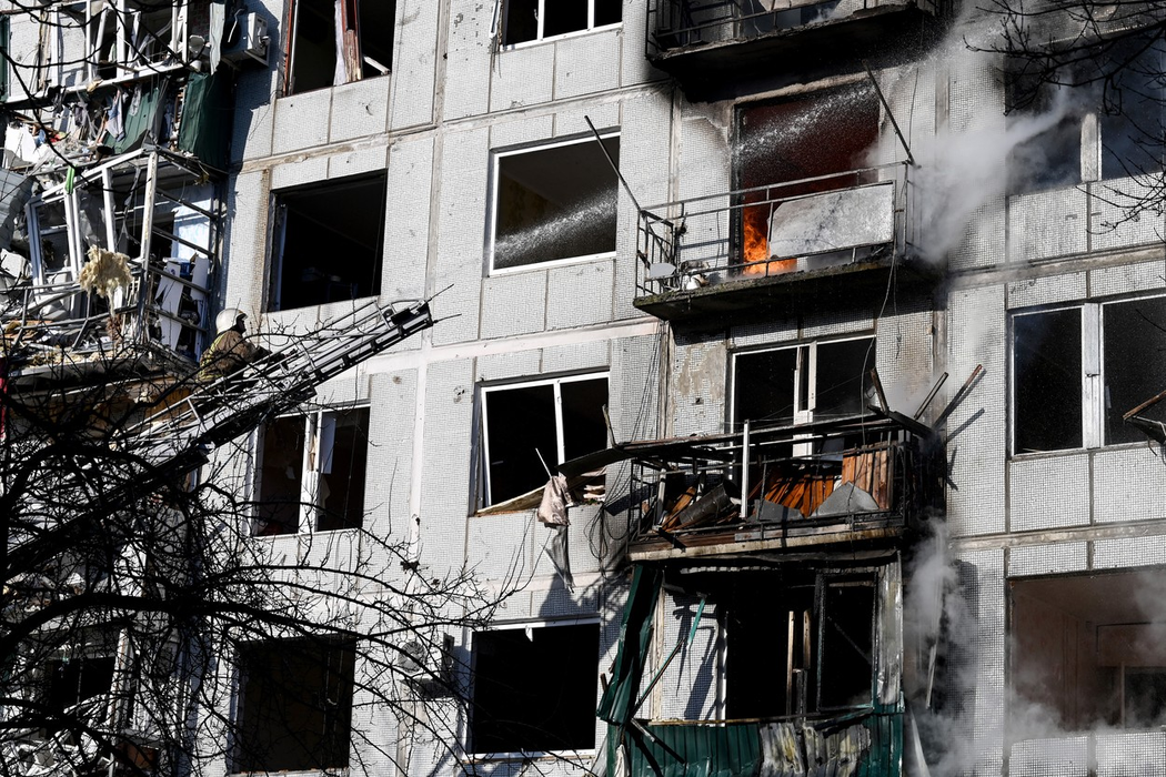 Clădire din orașul Chuguiv, din estul Ucrainei, după bombardament, pe 24 februarie 2022. (Sursa foto: profimedia.ro)