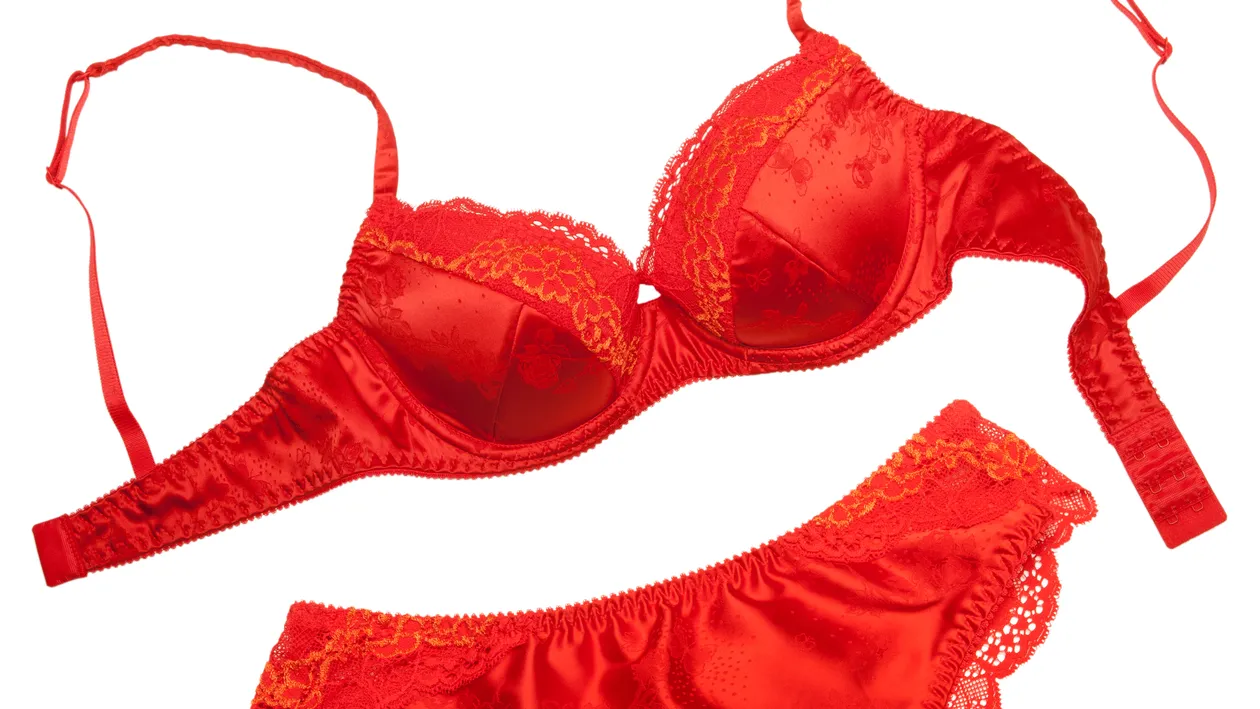 Nu uita! Trebuie să-ţi săruti iubitul sub vâsc, să porţi ceva nou, să ţii mâna pe bani la miezul nopţii dacă vrei să ai un an bun!