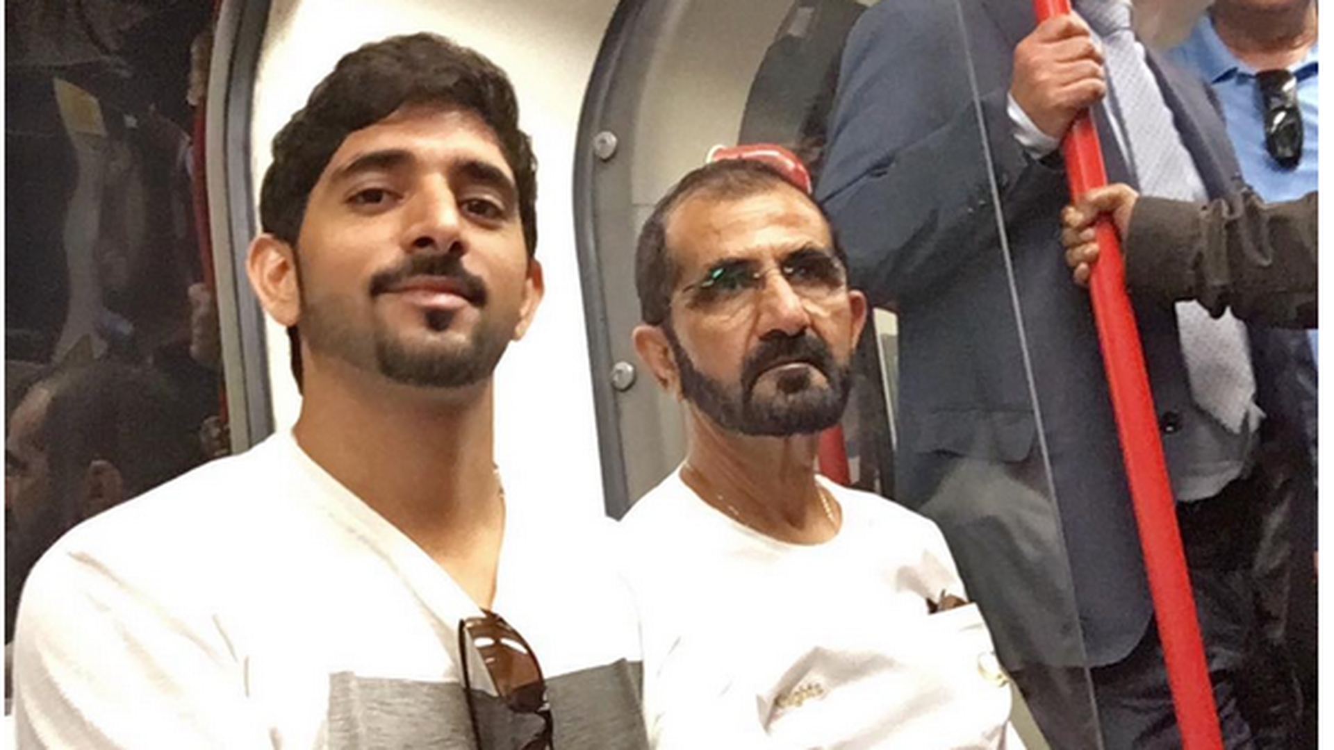 Prinţul din Dubai, pozat în metroul londonez. Vezi cine îl însoţea