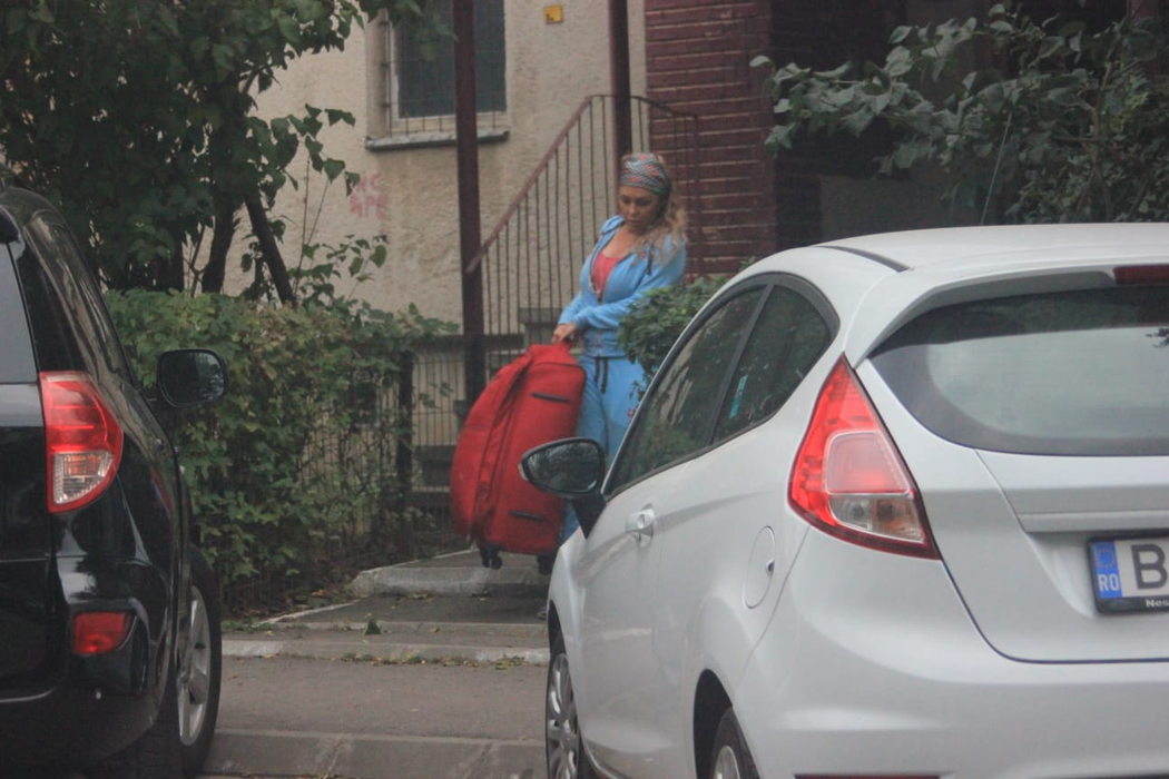 Jasmine își mută lucrurile din apartament