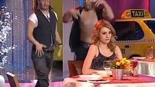 VIDEO Razi de faci febra musculara! Uite cum incearca Connect-R si Alex Velea sa agate o blonda in restaurant! Da-l pe Facebook!