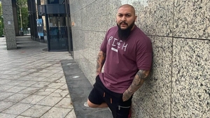 Dani Mocanu s-a filmat făcând amor cu o prezentatoare TV, apoi i-a fost furat telefonul: "Mi-e ruşine de mama să mă vadă"