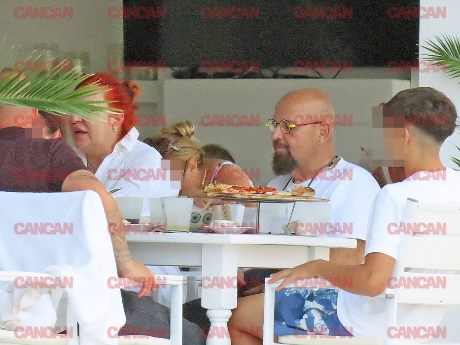 Cristian Popescu Piedone la terasa unui restaurant de pe litoral