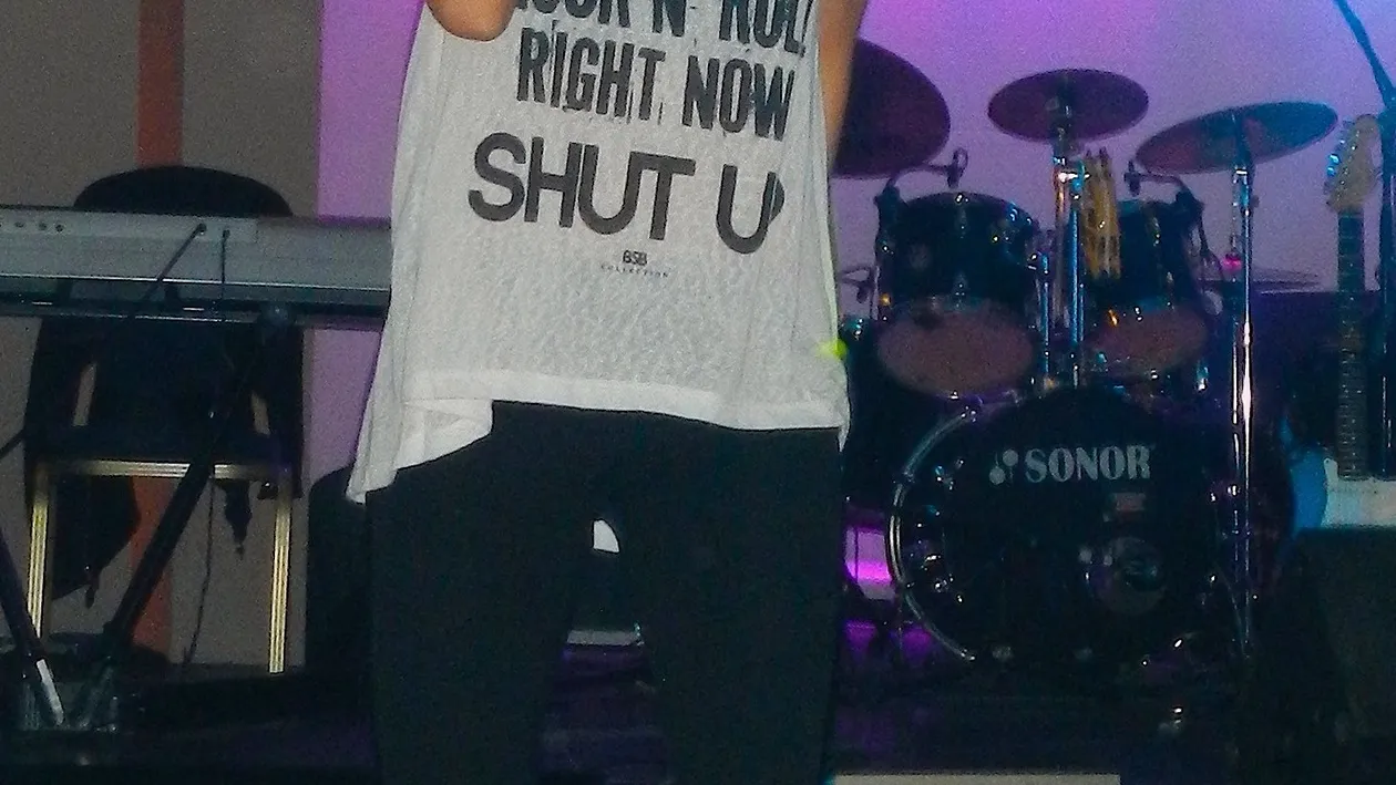 Ellie White a revenit pe scenă, la o lună după naştere! Iată cum arată vedeta!