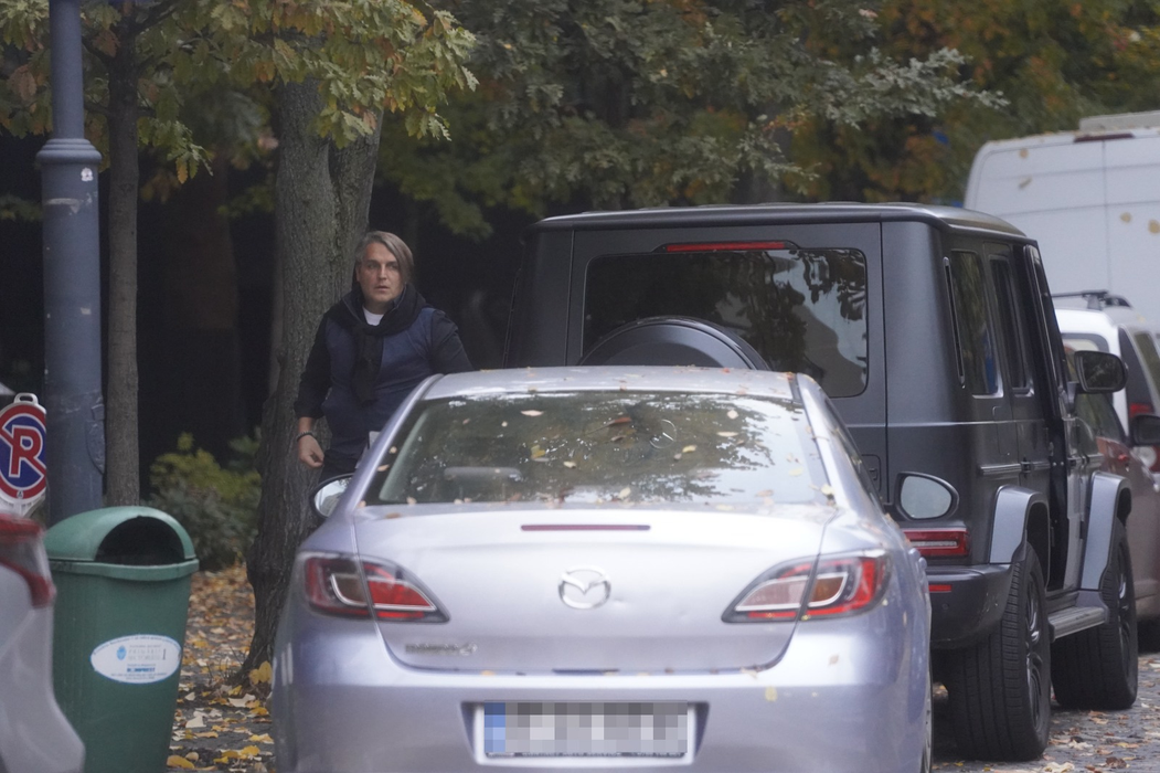 Bogdan Ionescu a coborât din mașină și o va ajuta și pe Sheila să facă același lucru