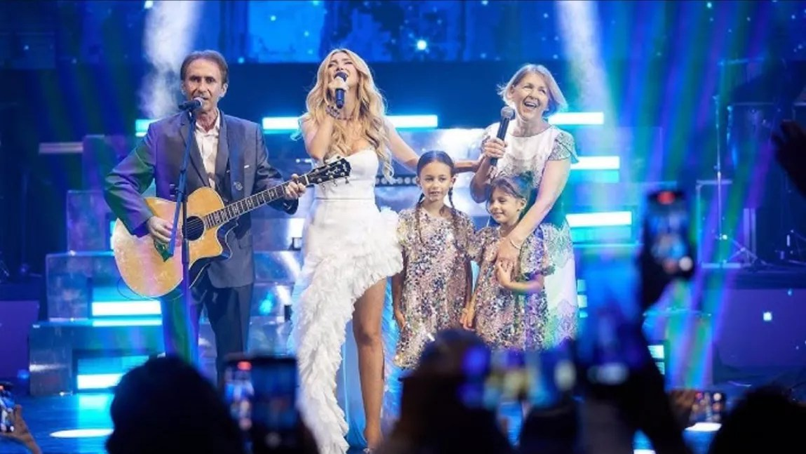 Săndel Bălan, alături de familia sa, pe scenă. Foto: Facebook