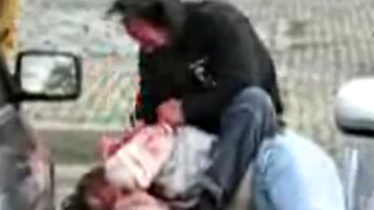 VIDEO TERIFIANT! Un psihopat si-a injunghiat sotia in gat pana a omorat-o, in plina strada!
