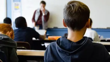 Ziua profesor de matematică, noaptea dealer de droguri. Cum a fost prins bărbatul de 52 de ani