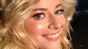 Imaginea aşteptată de fanii săi! Laura Cosoi s-a pozat în lenjerie intimă, încălţată cu tocuri!