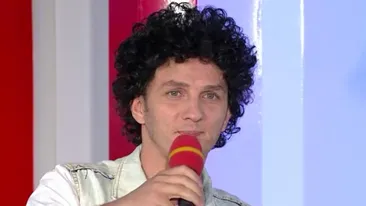 Trăistariu a rămas stirb. Solistul si-a inghitit un dinte azi dimineata: Tampit mai sunt... si neatent