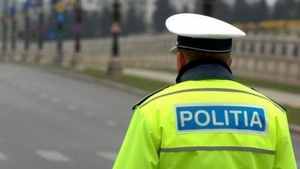 A vrut să scape de amendă şi i-a aruncat poliţistului 200 de lei din maşină! Incredibil ce a urmat