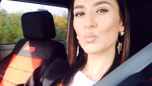 CLAUDIA ex-Sexxy cu burtica de gravidă la vedere. S-a dezbrăcat în costum de baie şi...