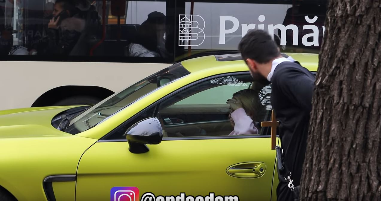Un preot s-a apropiat de geamul Porsche-ului condus de Anda Adam și i-a cerut bani. Ce a urmat e neașteptat