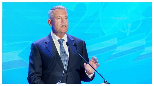 Cum a fost surprins Klaus Iohannis în centrul Sibiului, de Floriile catolice. Fostul președinte s-a fotografiat cu localnicii