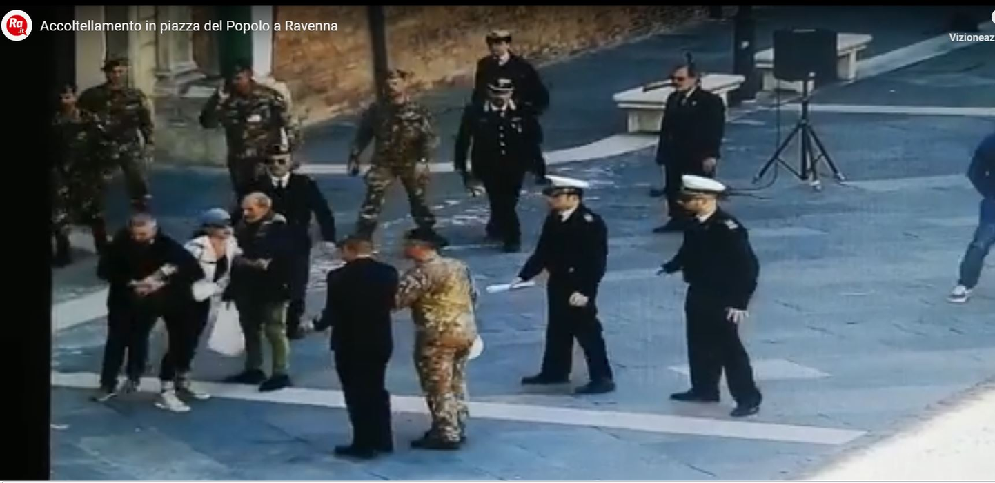 Imagini terifiante! O româncă înjunghie un ofițer italian cu un cuțit, în plină stradă + Mesajul uluitor al femeii pe Facebook VIDEO