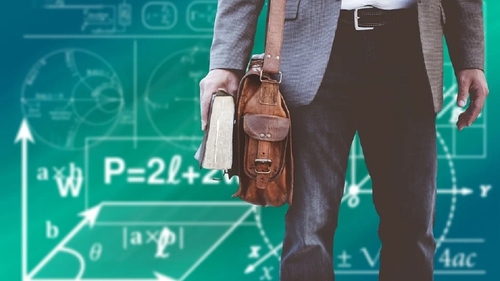 Profesor de design grafic, devenit viral pe TikTok după ce i-a luat la „roast” pe studenții săi. Ce feedback-uri hilare oferă acesta: „Arată ca un păianjen care și-a smuls picioarele”