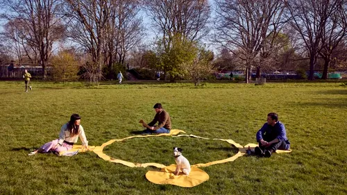 A fost inventată pătura anti-coronavirus pentru picnic! Vezi cum arată