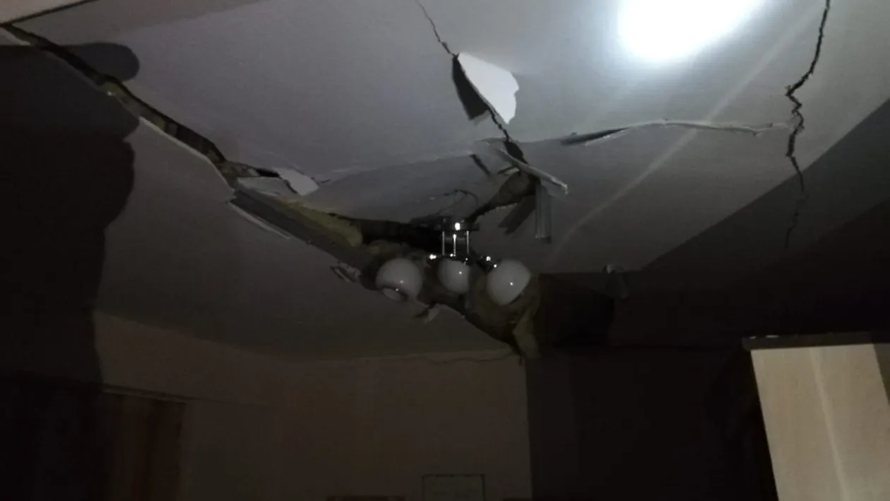 Explozie într-un bloc din Galați. O persoană a ajuns la spital și cinci apartamente au fost avariate