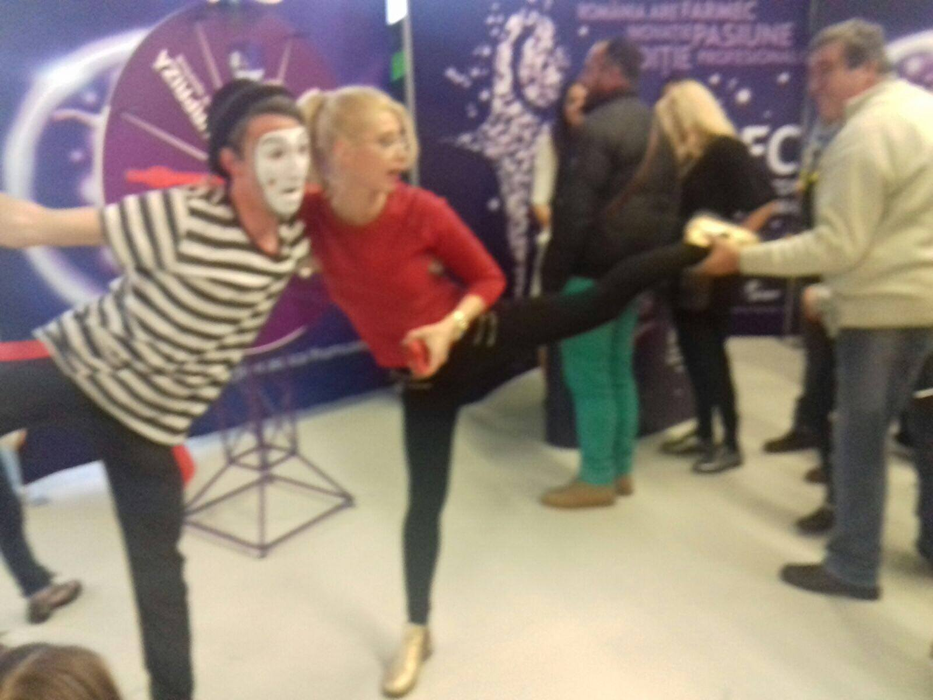 Corina nu a ratat ocazia să se fotografieze cu un animator