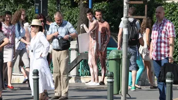 Ultima moda pe strazile Capitalei! Vezi la ce strategie au apelat acesti tineri pentru a-si arata muschii