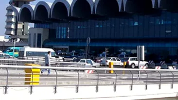 VIDEO O pancarta publicitara de pe aeroportul Otopeni s-a prabusit pe o femeie!