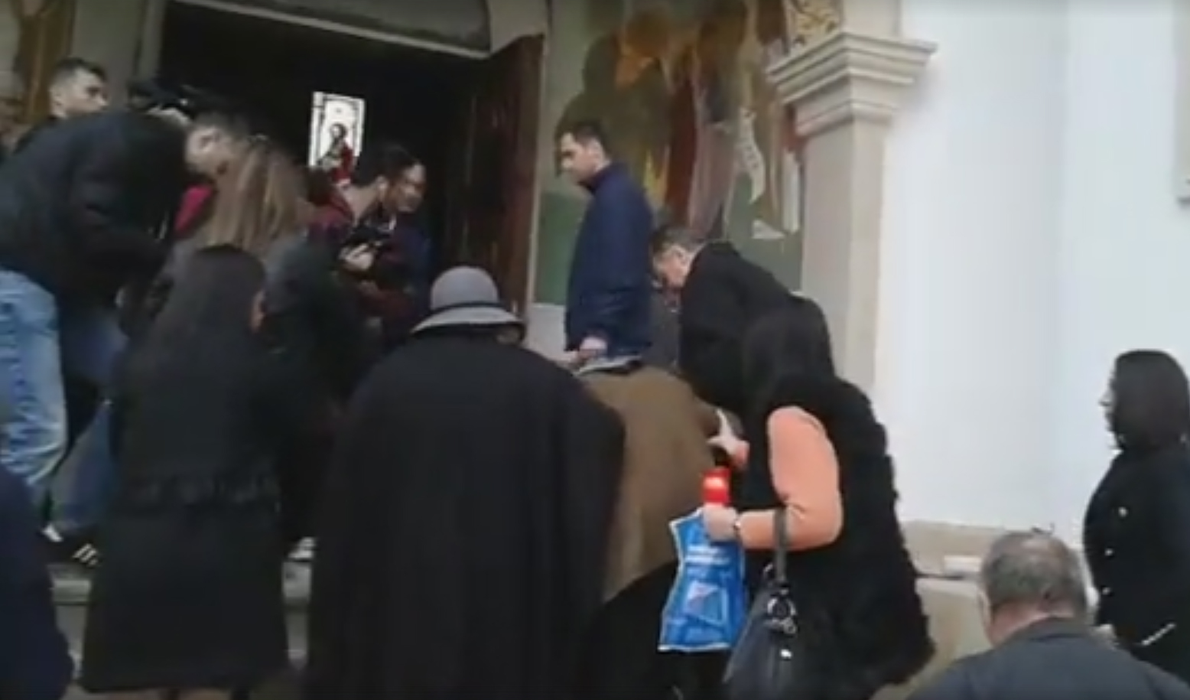 Mama Ilenei Ciuculete a venit la biserică. Femeia, sprijinită de apropiaţi