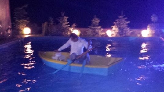 S-a dat cu barca in piscina! Un roman a petrecut pana cand a ajuns sa creada ca marea incepe in curtea lui!